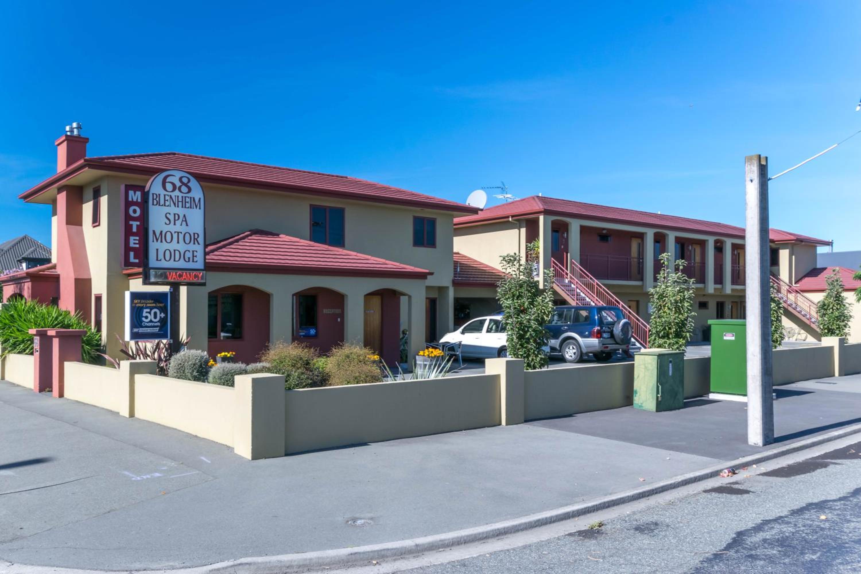 Hotel Blenheim Spa Motor Lodge - Image 1