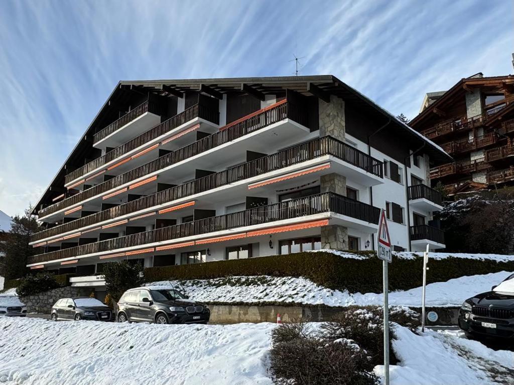 Crans Montana spacious 80m2 apartment with stunning view & bus stop outside