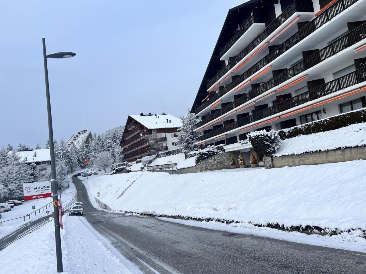 Crans Montana spacious 80m2 apartment with stunning view & bus stop outside