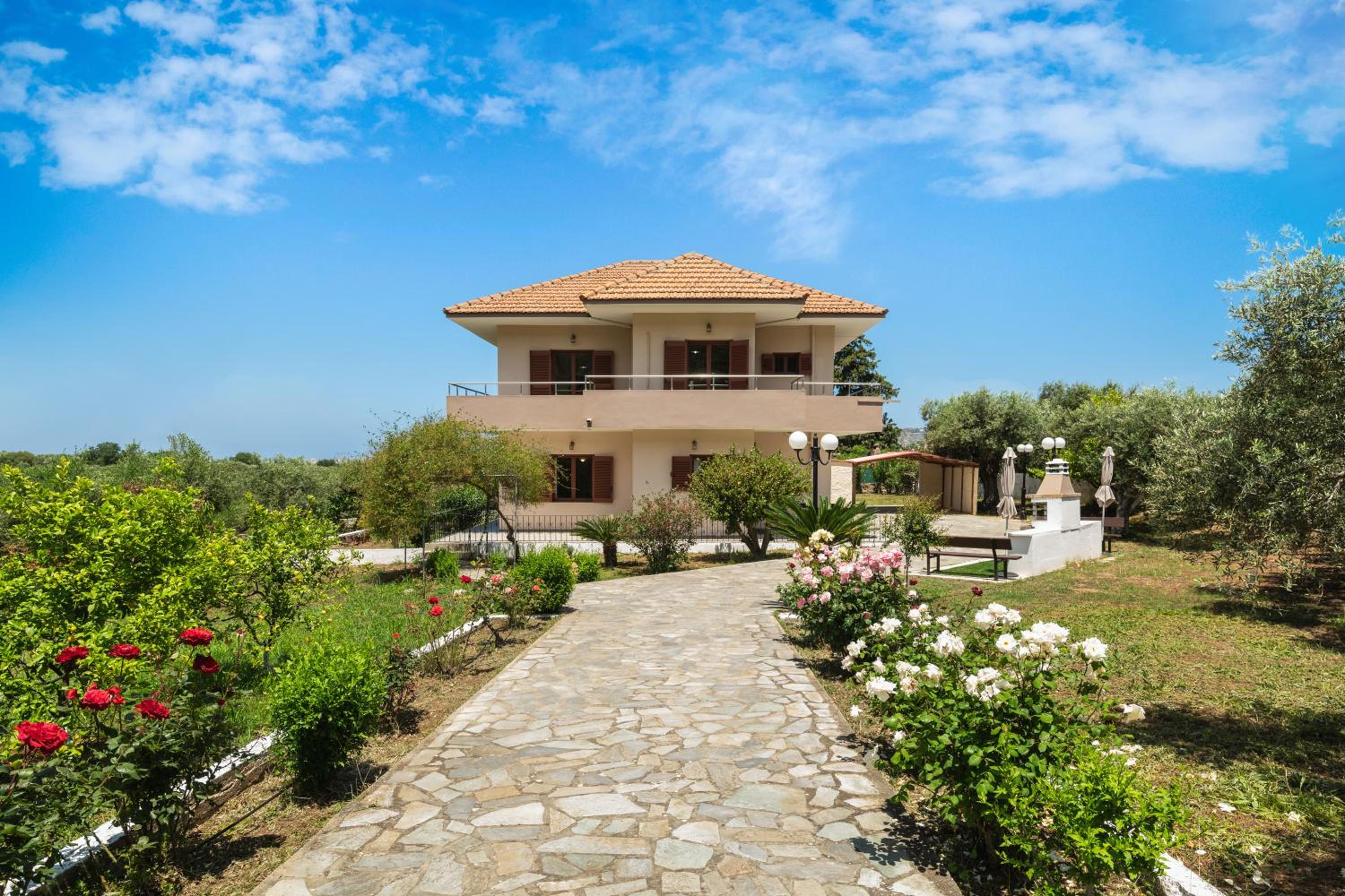 Garden House with Pool, 10min to center