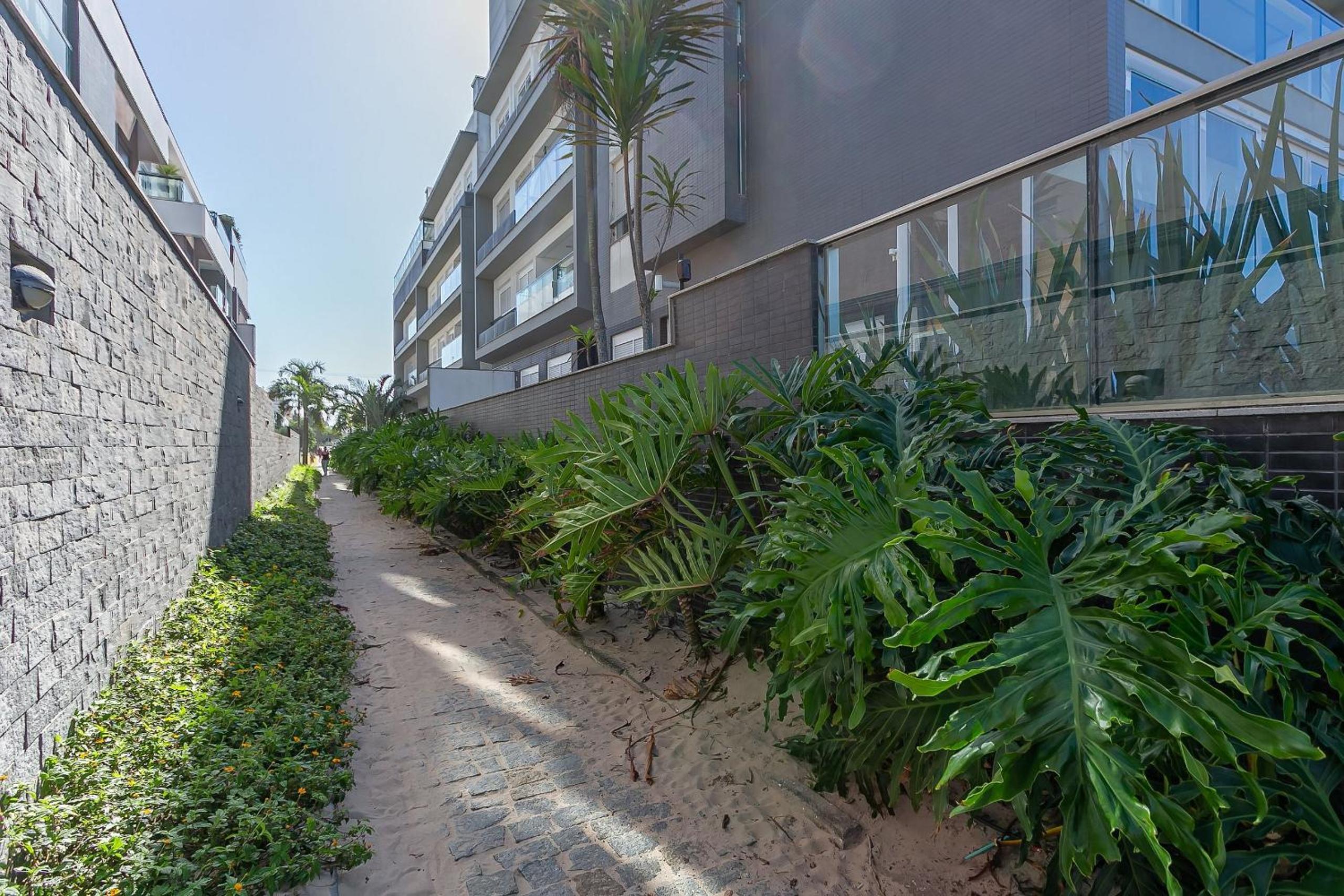 Apts in Condo w/ Pool 800m from the Beach - IRB