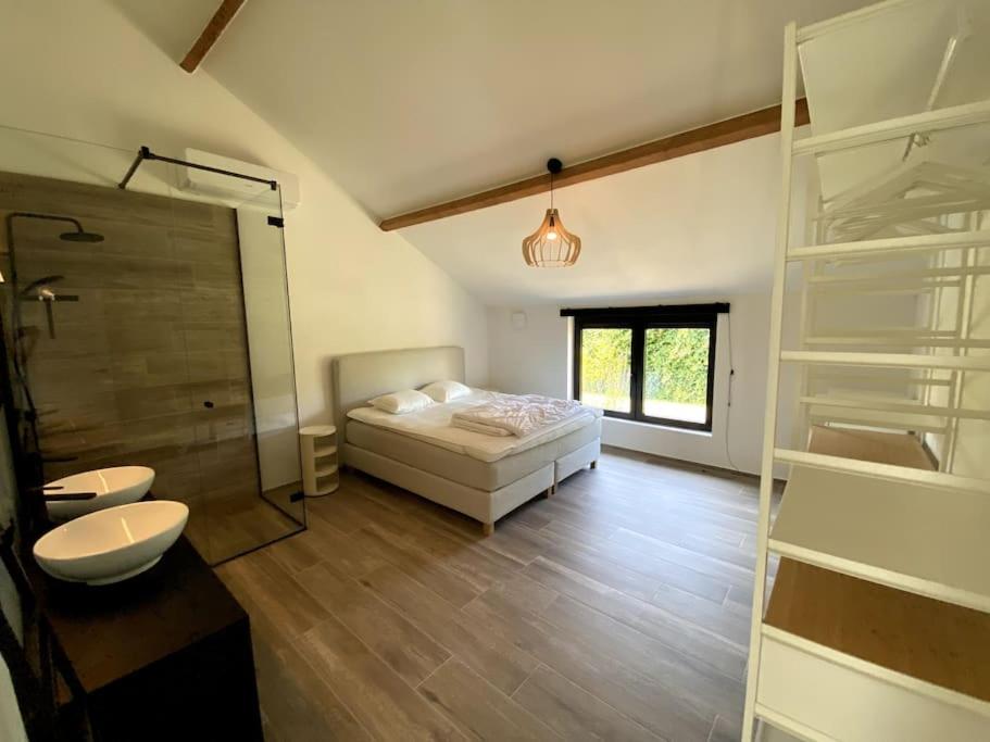 P25 Luxueuze villa met 5 kamers voor 10 personen, 760m van strand met garage en tuin