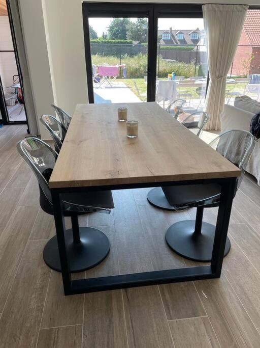 P25 Luxueuze villa met 5 kamers voor 10 personen, 760m van strand met garage en tuin