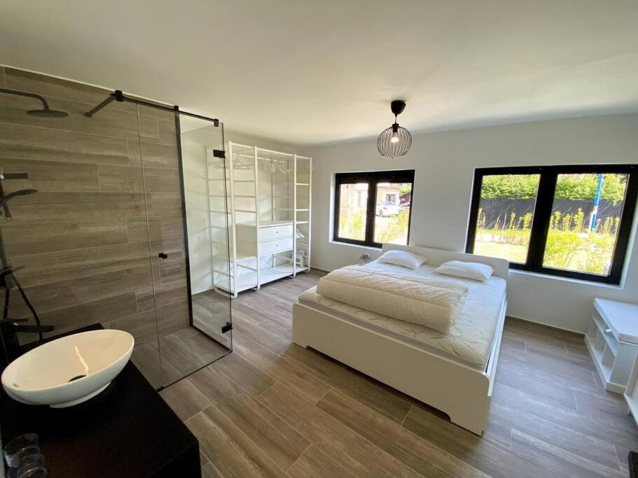 P25 Luxueuze villa met 5 kamers voor 10 personen, 760m van strand met garage en tuin