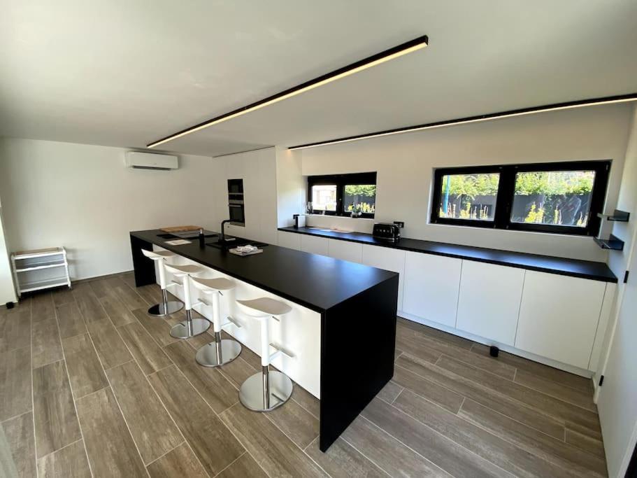 P25 Luxueuze villa met 5 kamers voor 10 personen, 760m van strand met garage en tuin