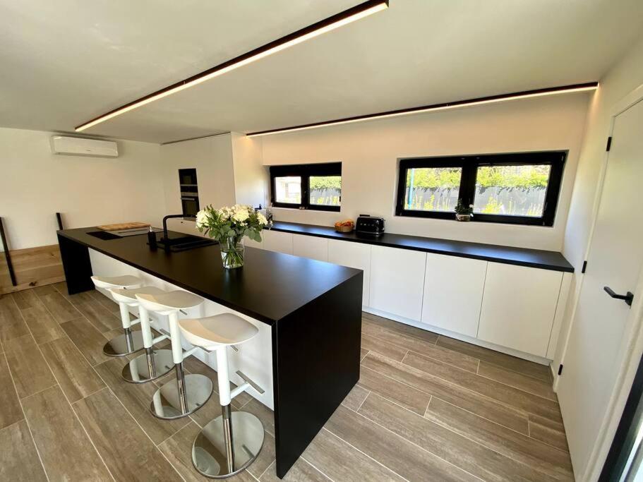P25 Luxueuze villa met 5 kamers voor 10 personen, 760m van strand met garage en tuin