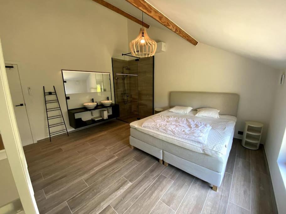 P25 Luxueuze villa met 5 kamers voor 10 personen, 760m van strand met garage en tuin