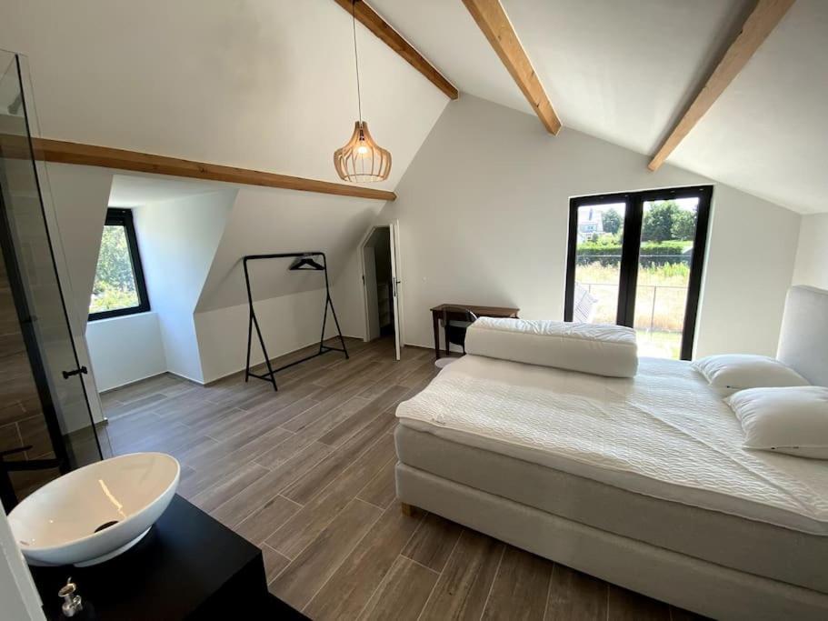 P25 Luxueuze villa met 5 kamers voor 10 personen, 760m van strand met garage en tuin
