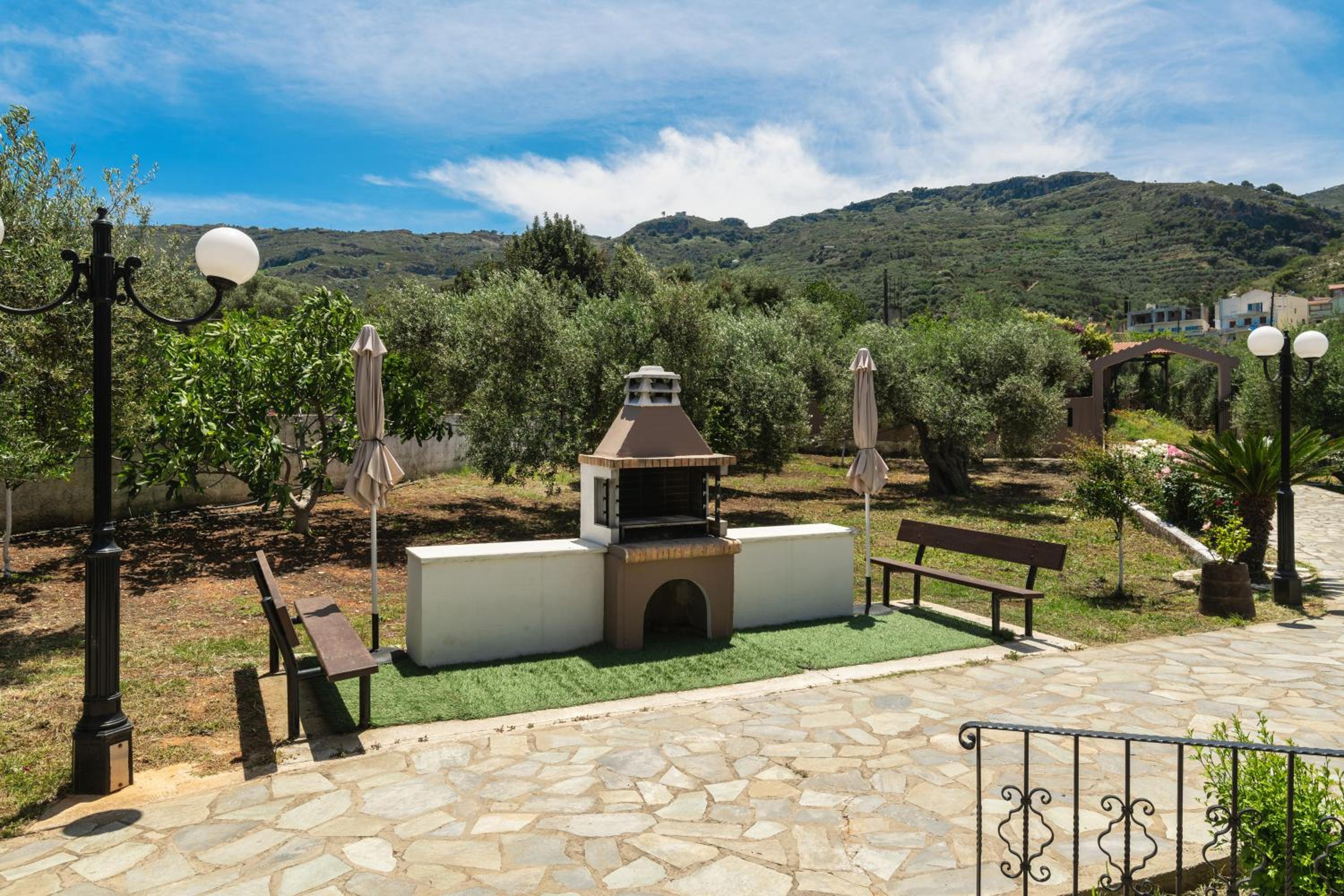 Garden House with Pool, 10min to center