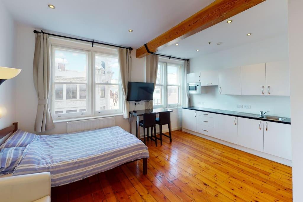 Studio with Great City Views view 2