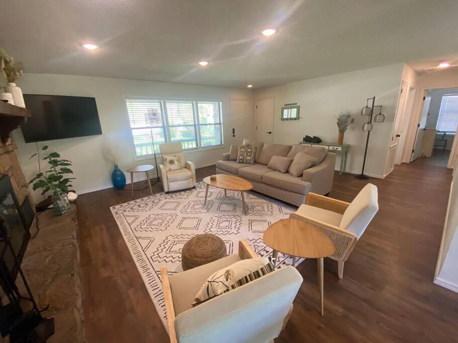 Secluded Lakeview retreat by Eureka Springs-CANOE view 4