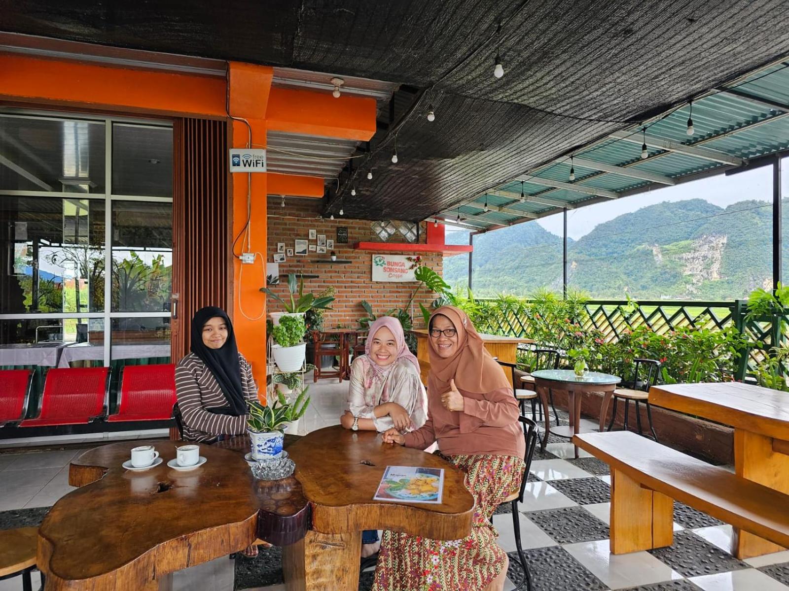 Homestay dan Cafe BungaSonsang