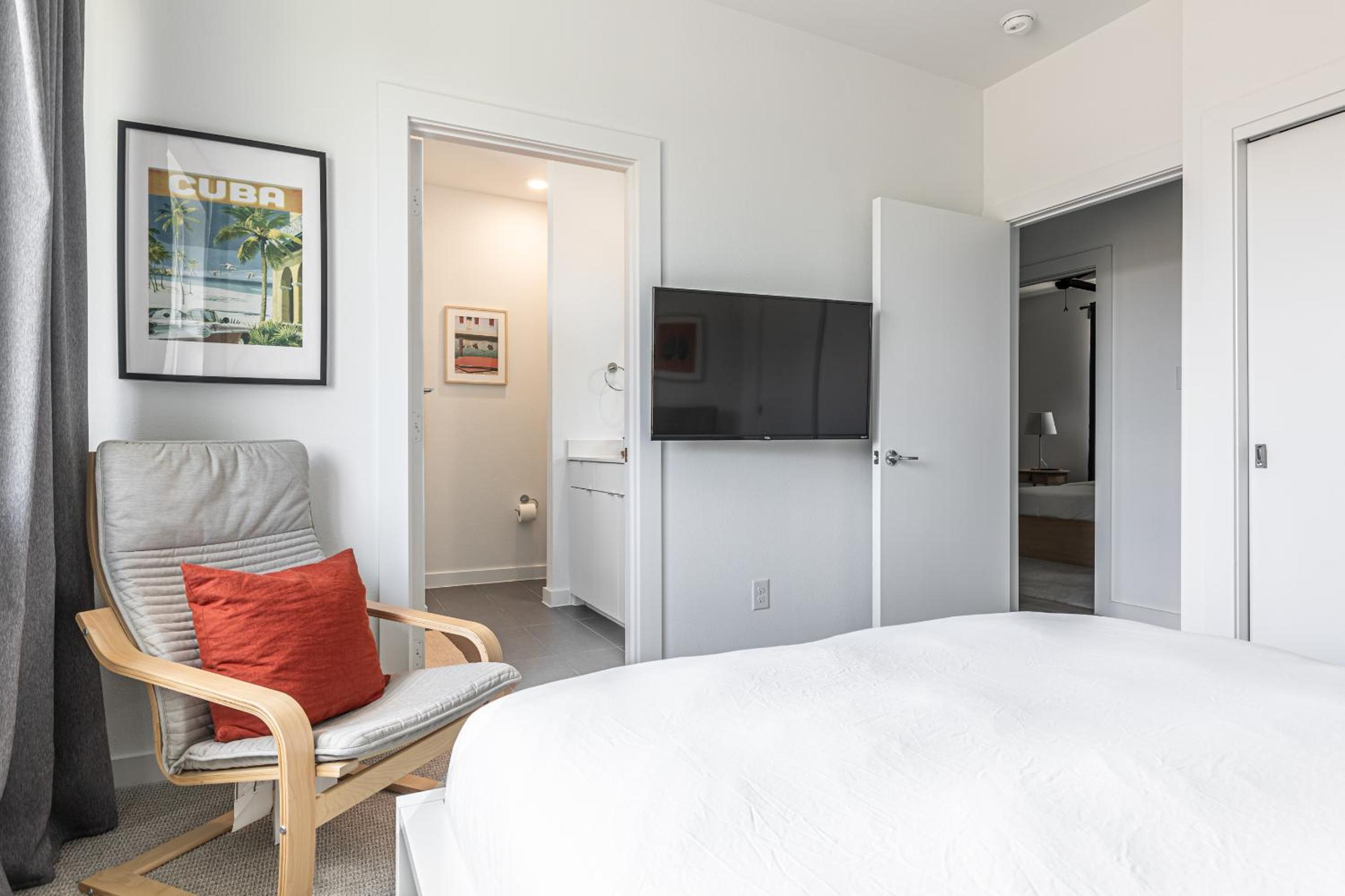 Amazing Location Modern 2-Bed Townhome view 3
