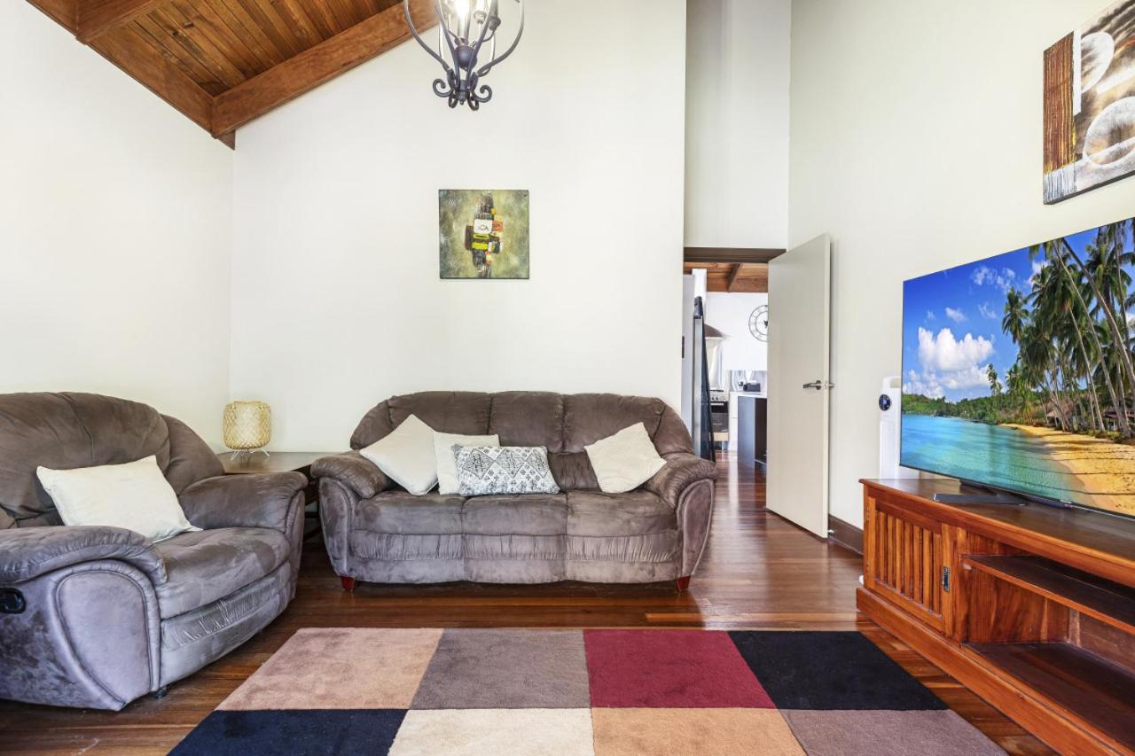 Family retreat, Pool, WiFi, Games by Custom Bnb Hosting