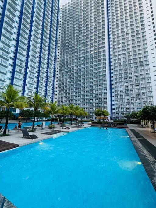 Jazz residence Central Makati Poolview Balcony Wifi view 2
