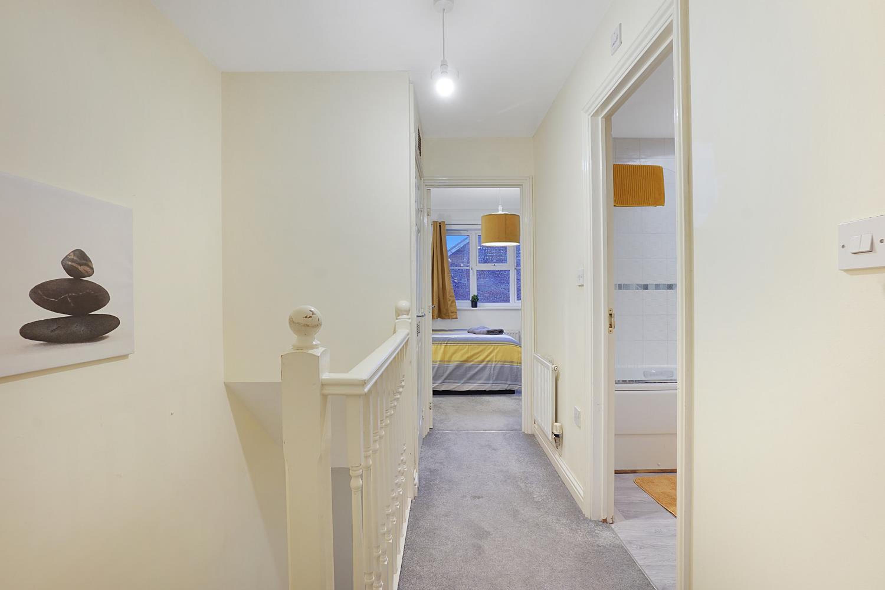 Comfortable stylish Townhouse in Ashford sleeps 5 Netflix 2 Parking spaces Perfect for Contractors and Families view 2