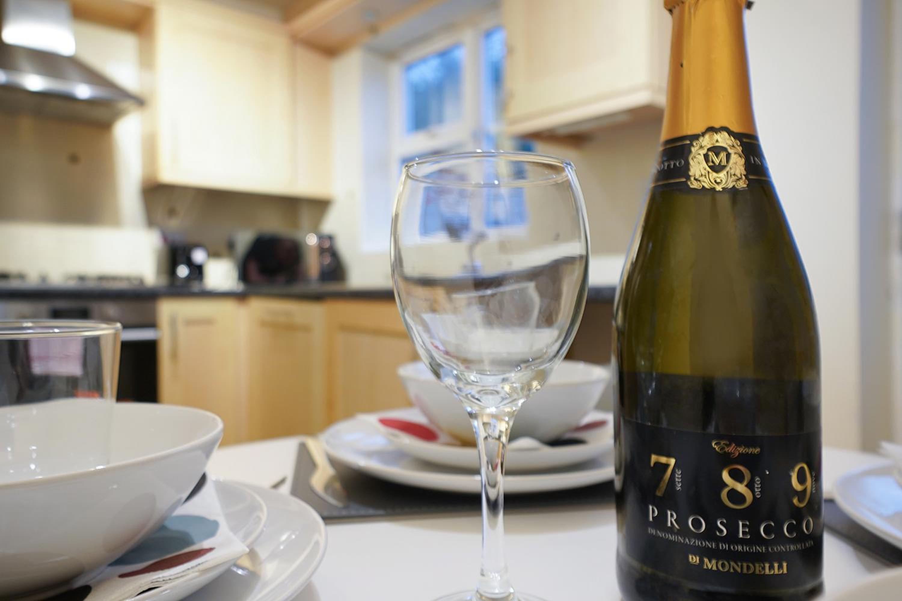 Comfortable stylish Townhouse in Ashford sleeps 5 Netflix 2 Parking spaces Perfect for Contractors and Families view 4