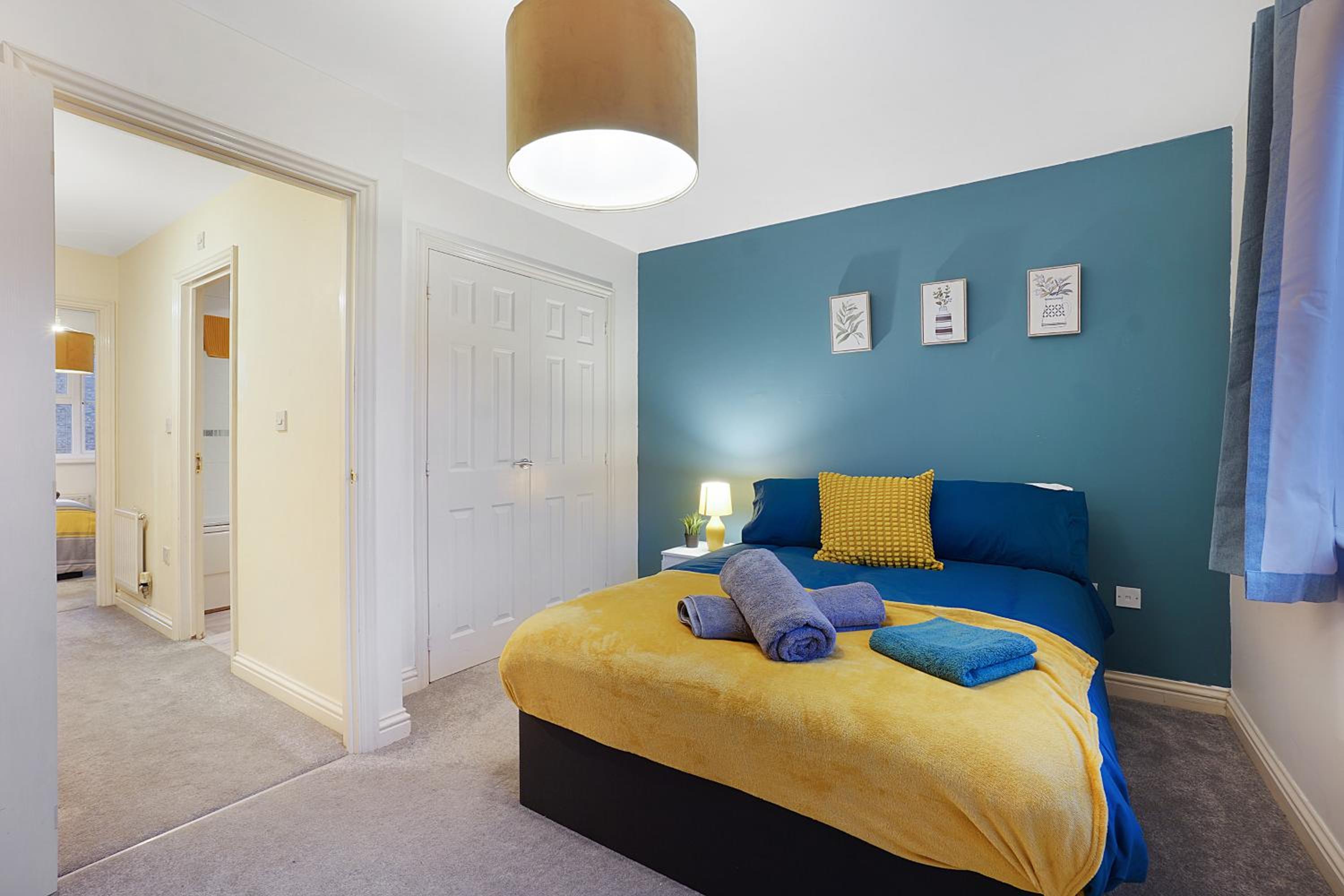 Comfortable stylish Townhouse in Ashford sleeps 5 Netflix 2 Parking spaces Perfect for Contractors and Families view 5