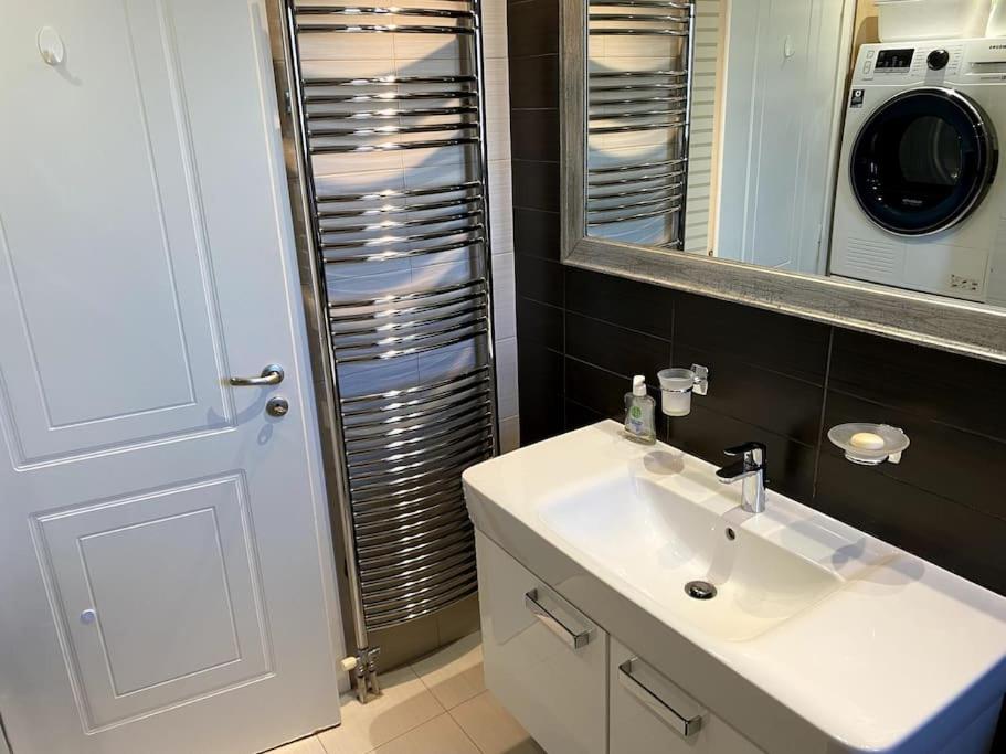 Luxury 4BR with 3 Bathrooms Apartment in Marousi