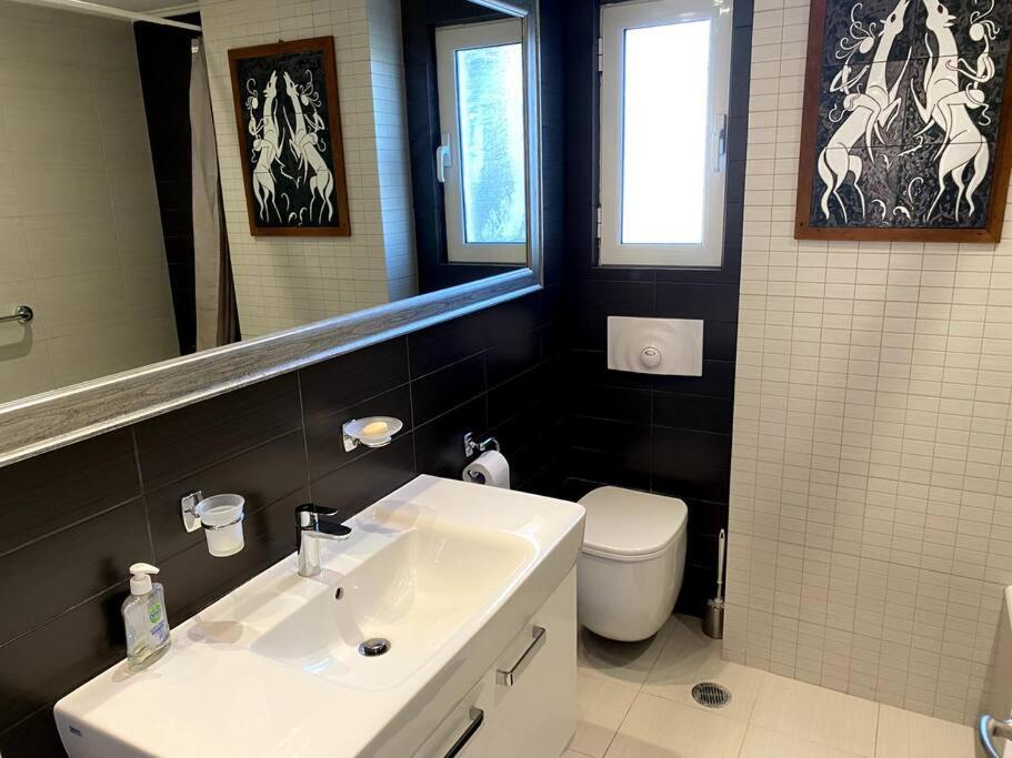 Luxury 4BR with 3 Bathrooms Apartment in Marousi