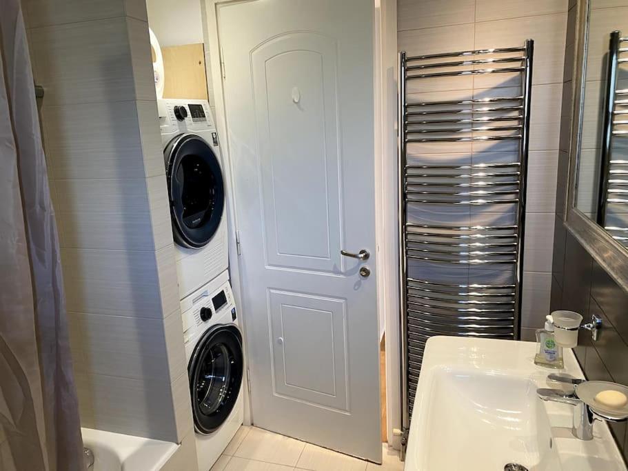 Luxury 4BR with 3 Bathrooms Apartment in Marousi