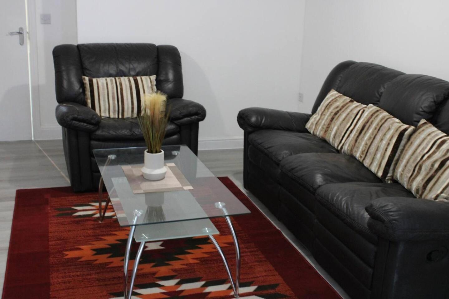 Apartment - Sleeps 4 - Garden - Parking view 5