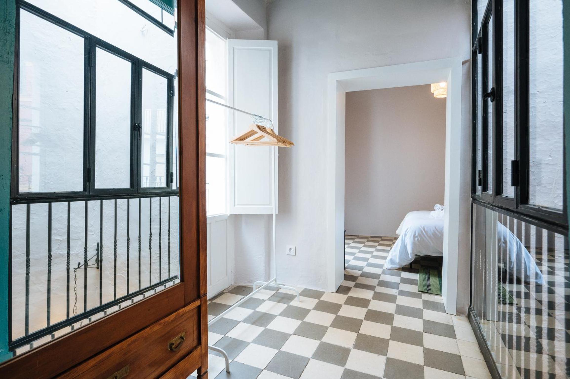 Independent Beautiful House Seville City center with Private Parking