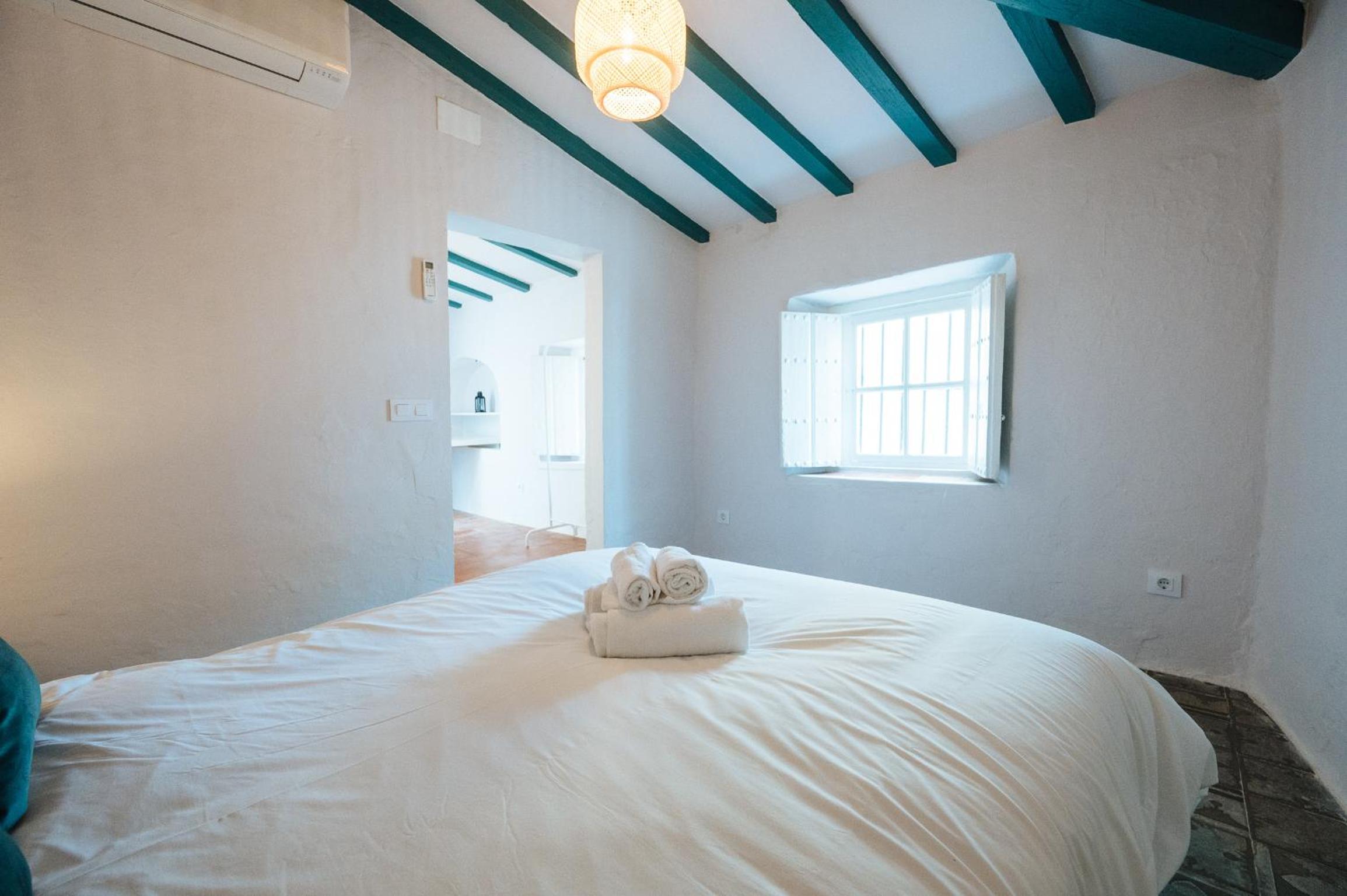 Independent Beautiful House Seville City center with Private Parking