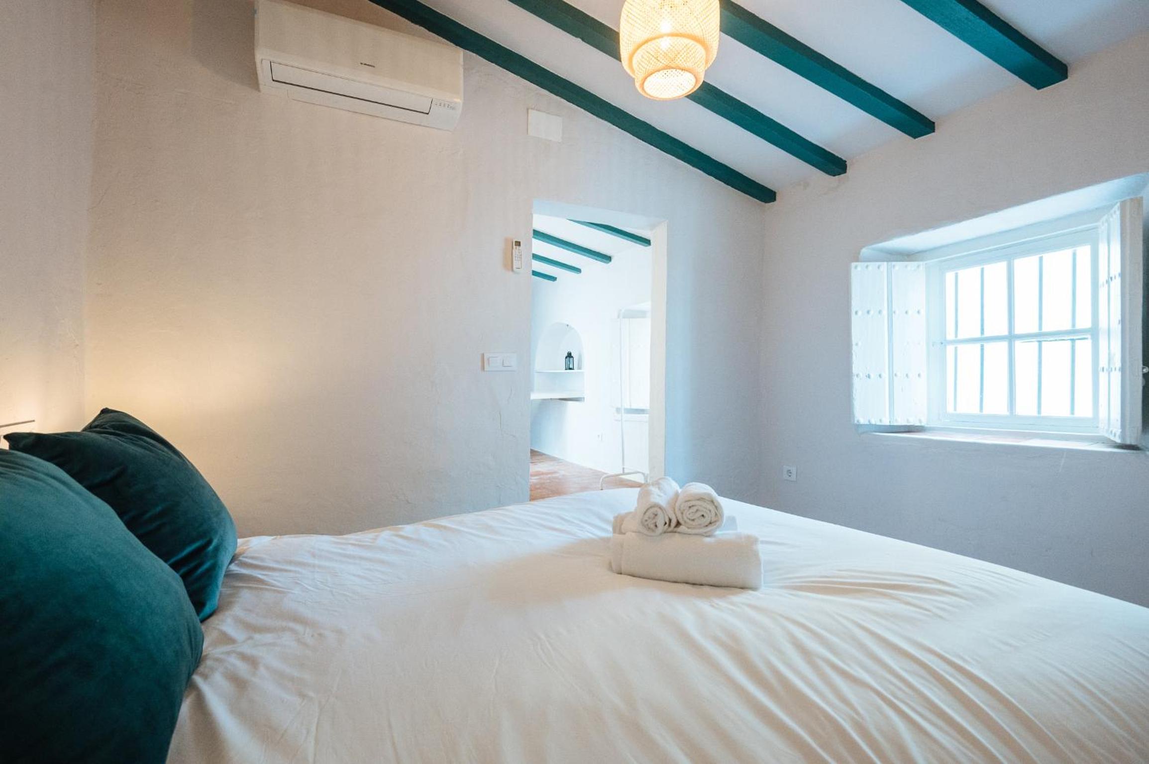 Independent Beautiful House Seville City center with Private Parking