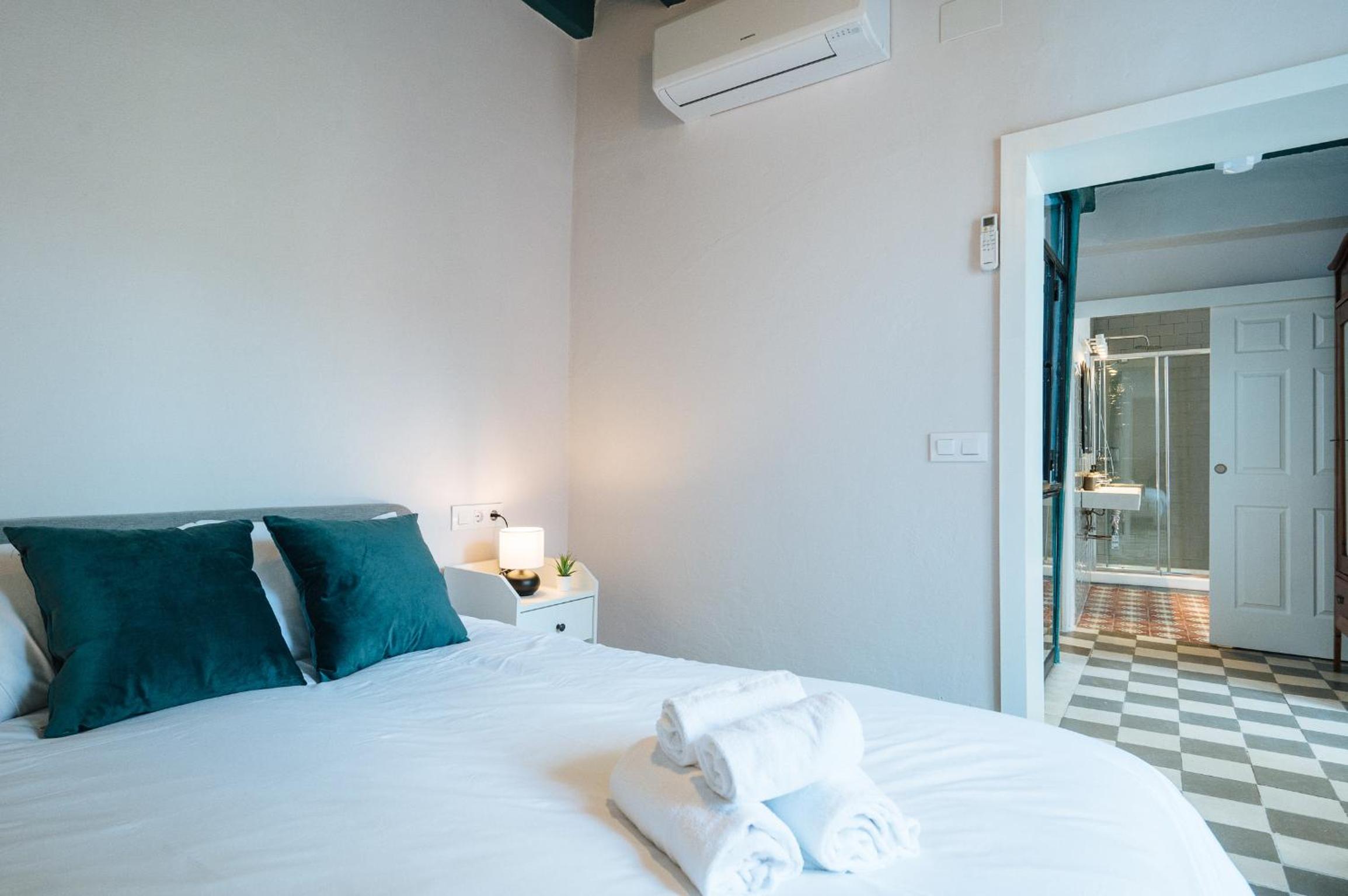 Independent Beautiful House Seville City center with Private Parking