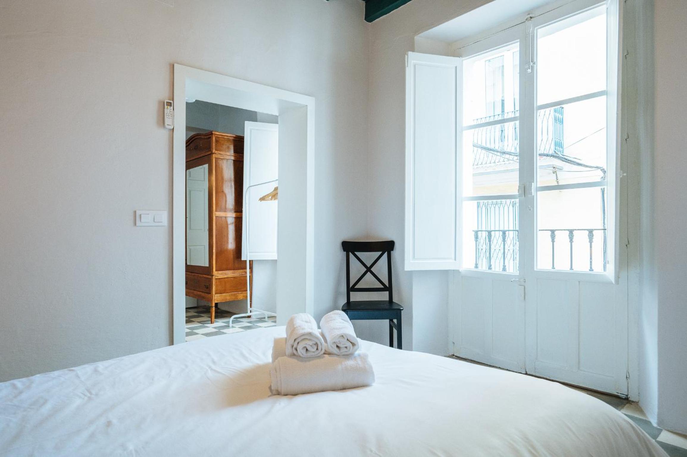 Independent Beautiful House Seville City center with Private Parking
