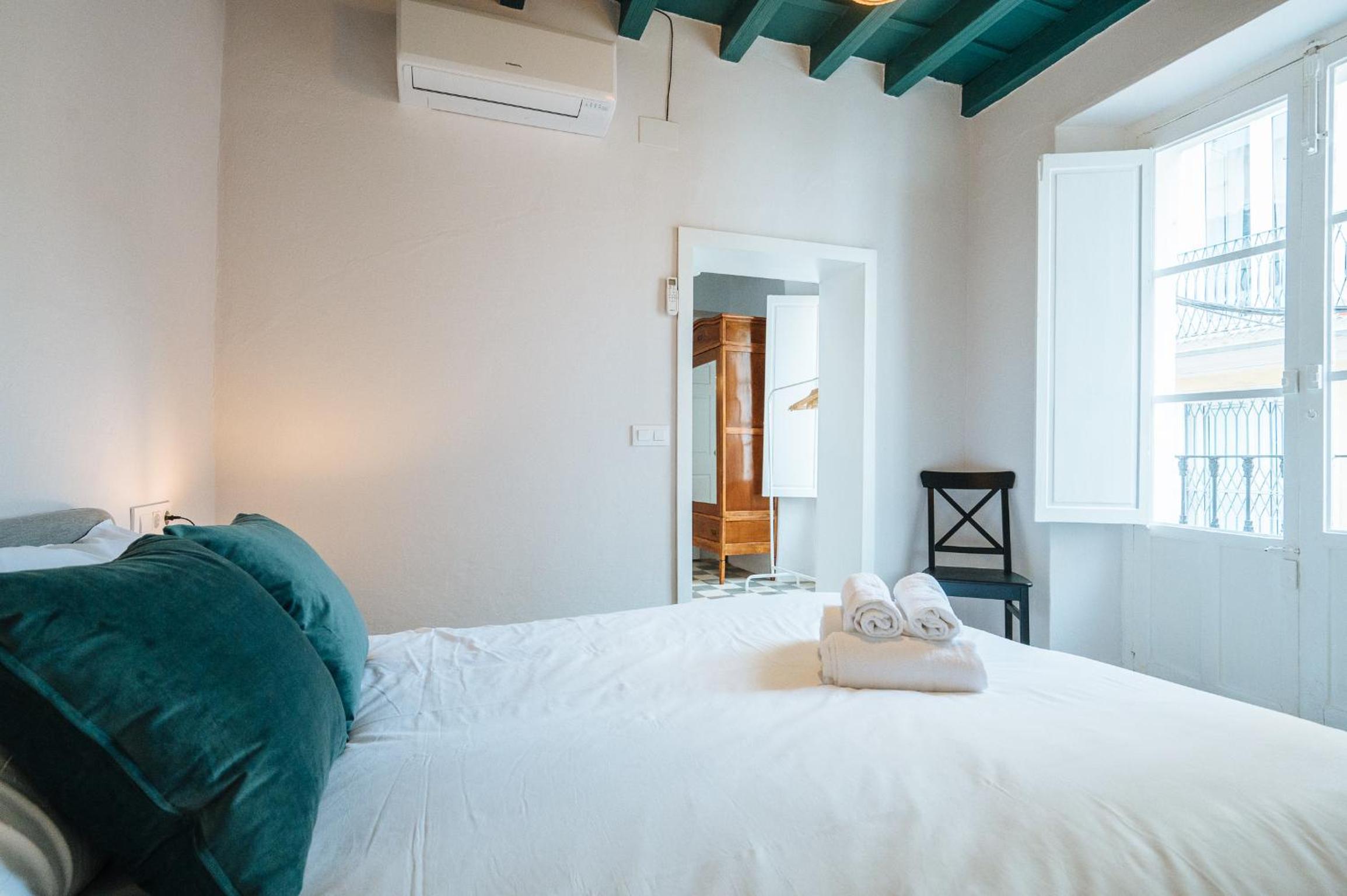 Independent Beautiful House Seville City center with Private Parking