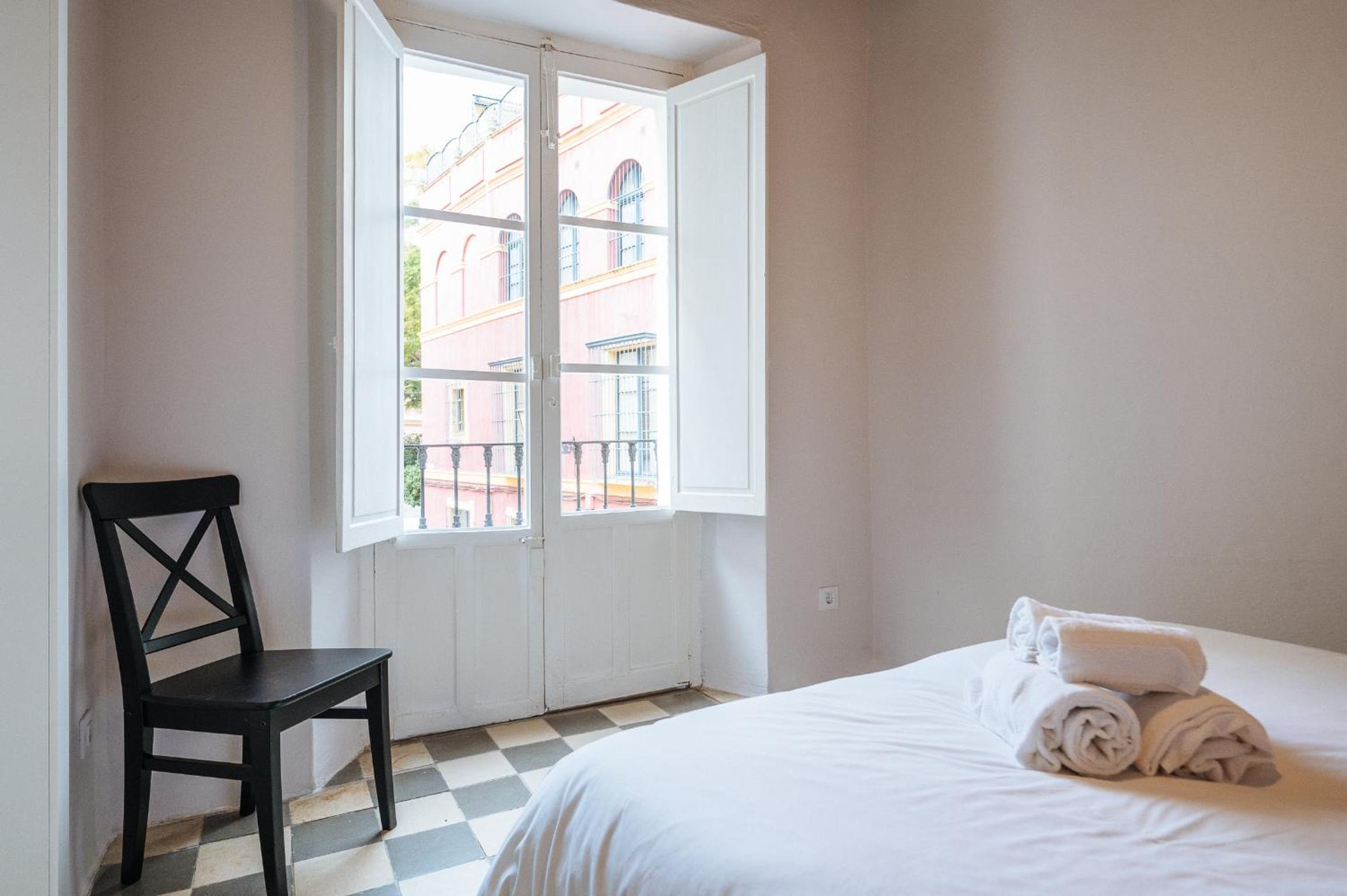 Independent Beautiful House Seville City center with Private Parking