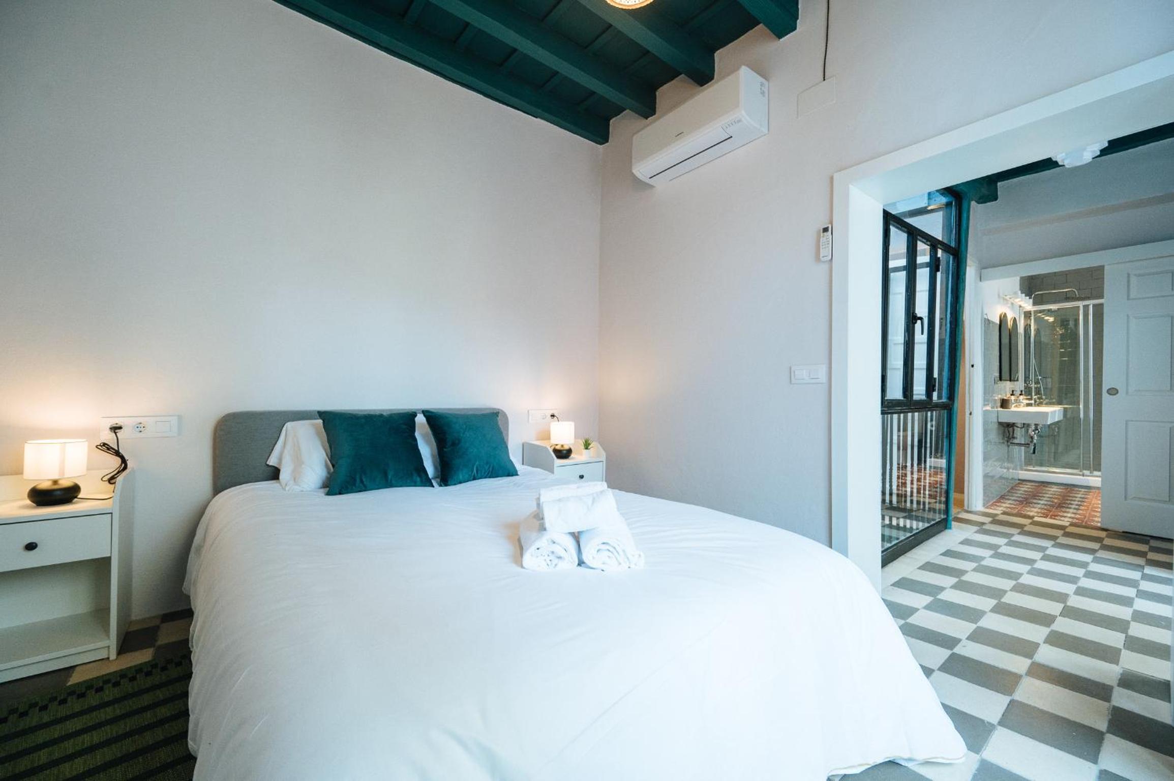 Independent Beautiful House Seville City center with Private Parking