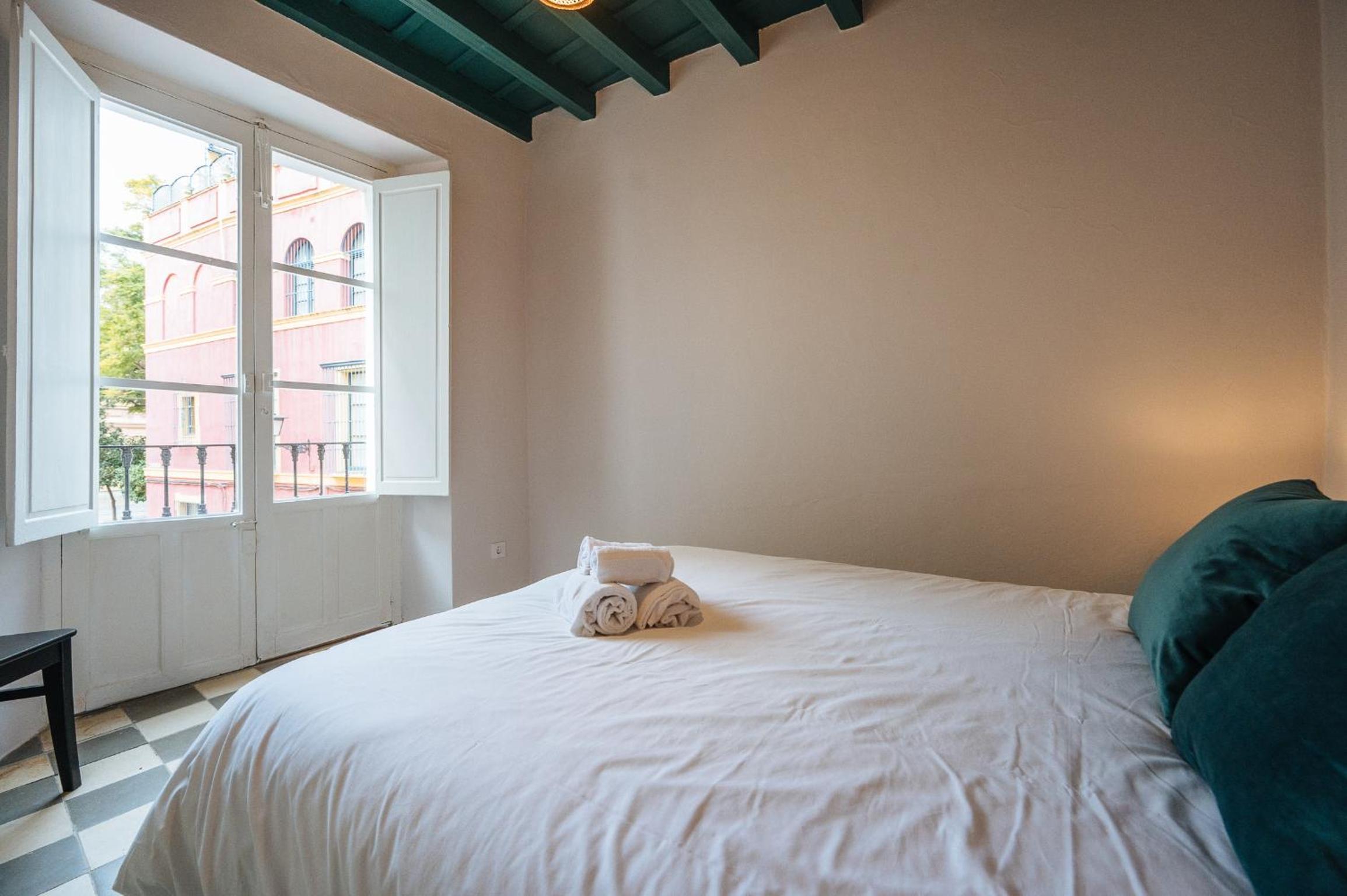 Independent Beautiful House Seville City center with Private Parking