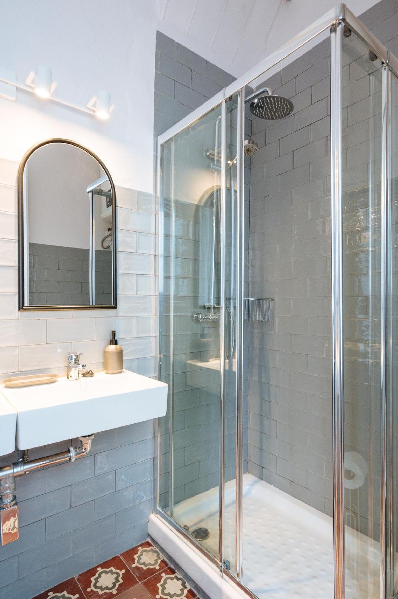 Independent Beautiful House Seville City center with Private Parking