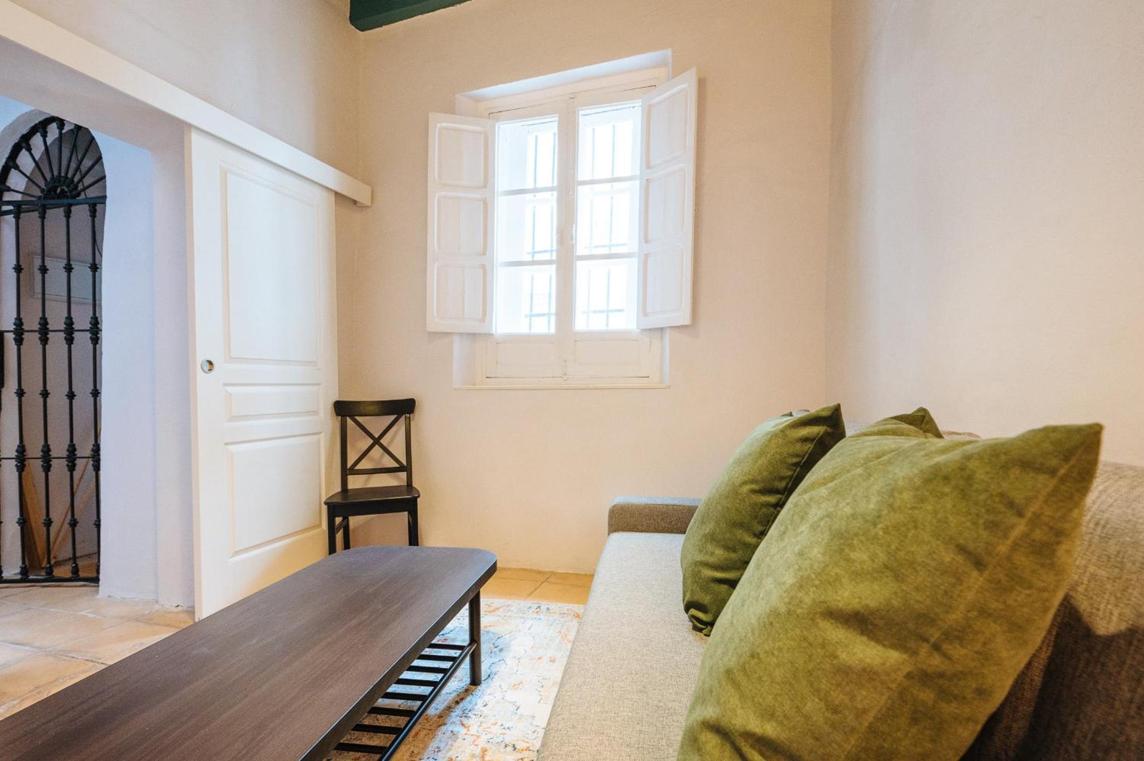 Independent Beautiful House Seville City center with Private Parking