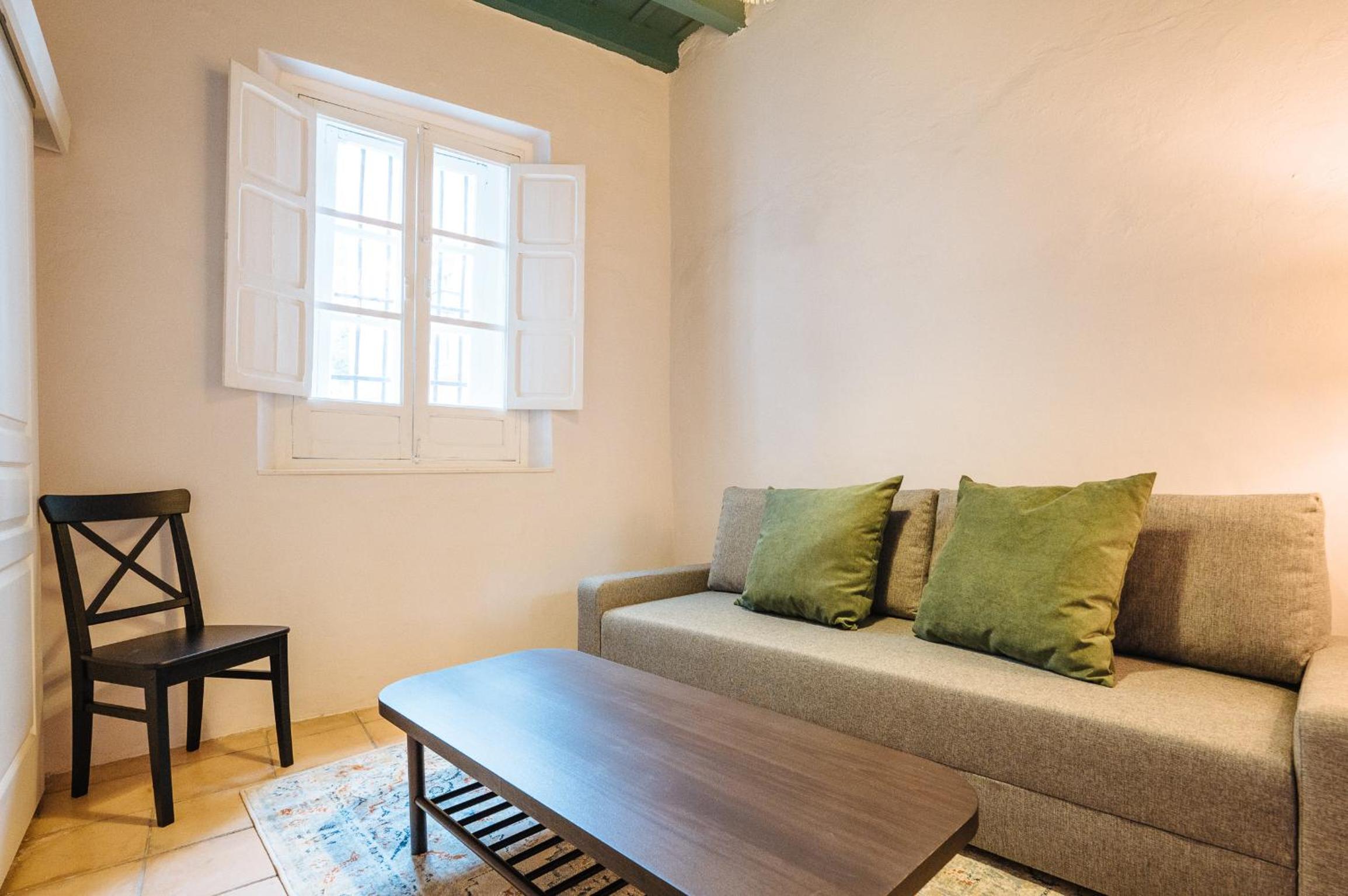 Independent Beautiful House Seville City center with Private Parking