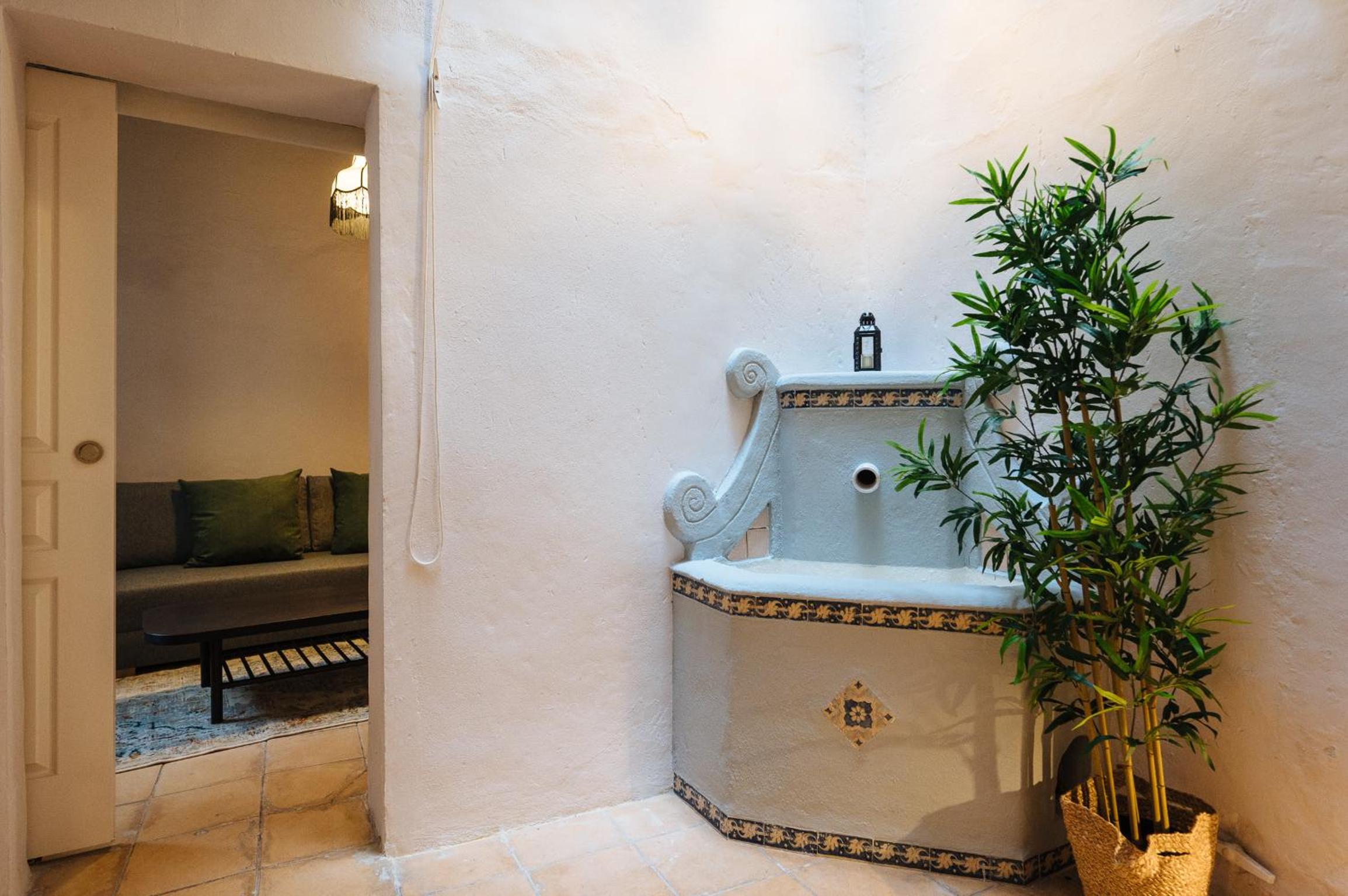 Independent Beautiful House Seville City center with Private Parking