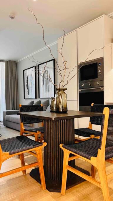 Newton’s Place - Luxury styled 2 BD Apartment view 3