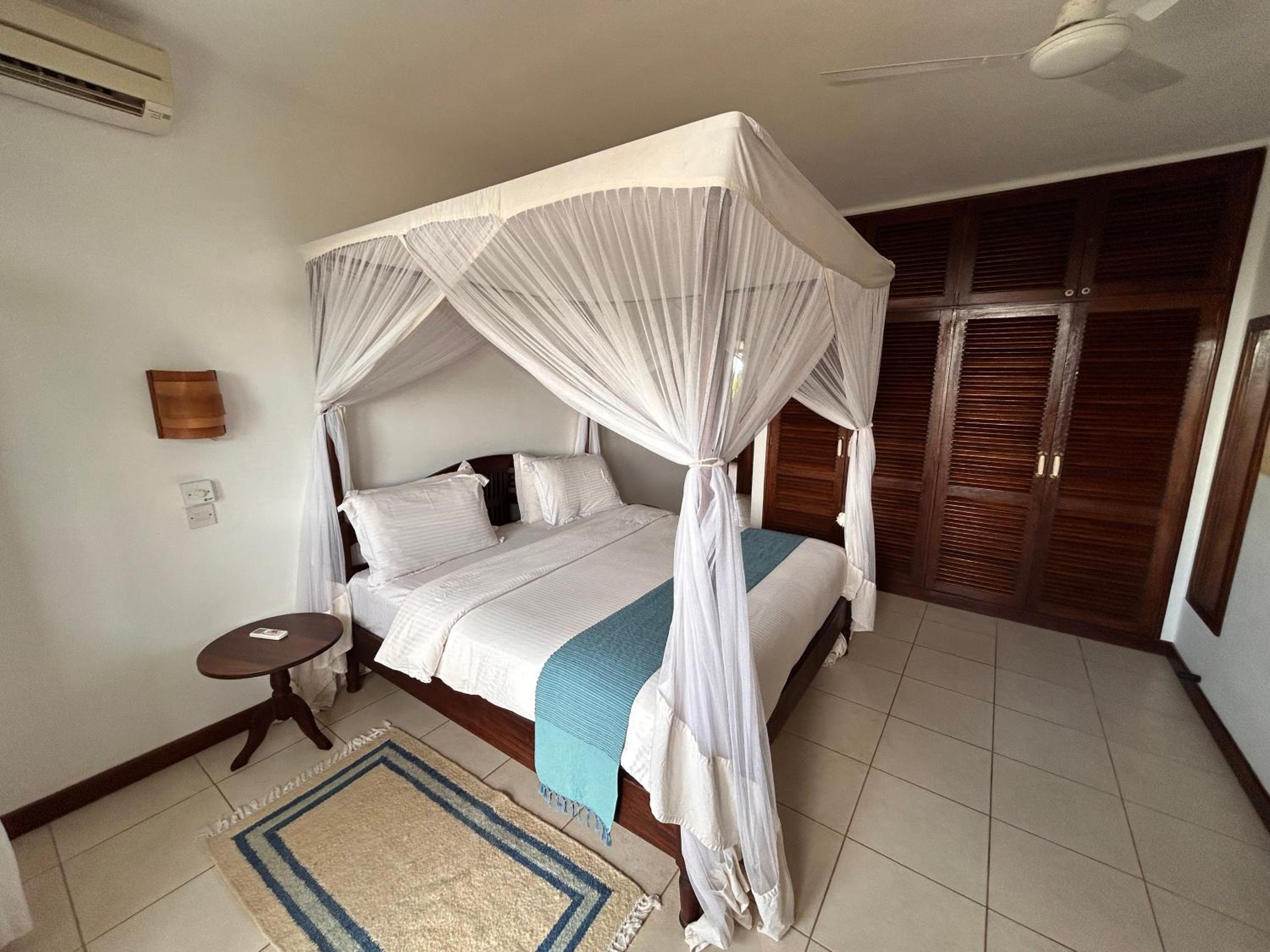 Beach Front Spacious Apartment with Oceanview -- Lantana Galu Beach Apartment