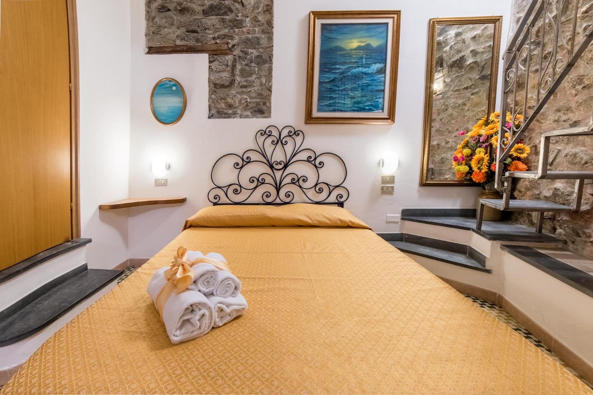 The Vernazza Main Plaza - Rooms & Apartment photo 2