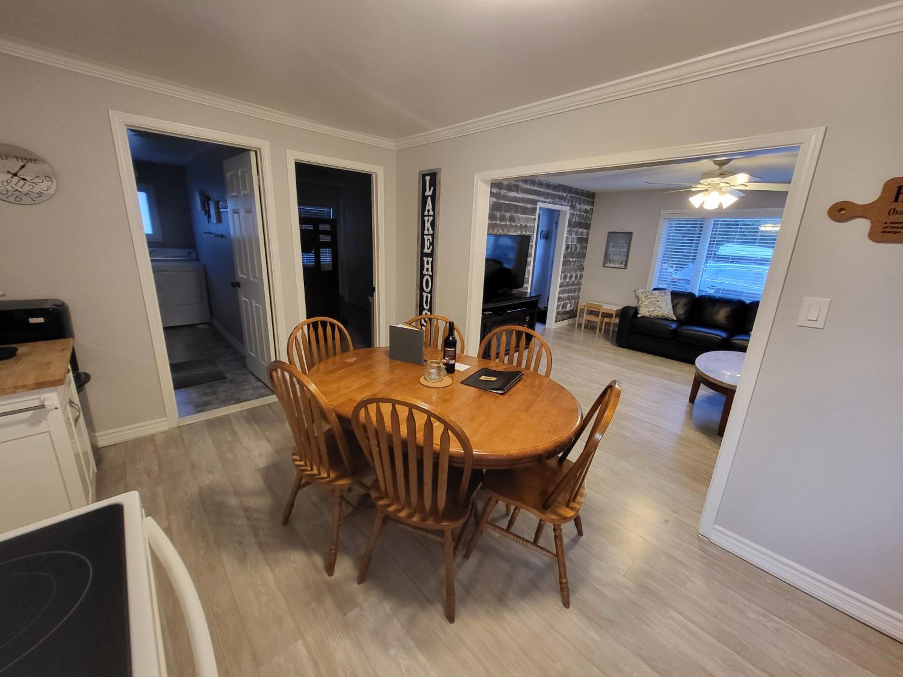 BowLakeHouse - Lakefront Cottage with Beach