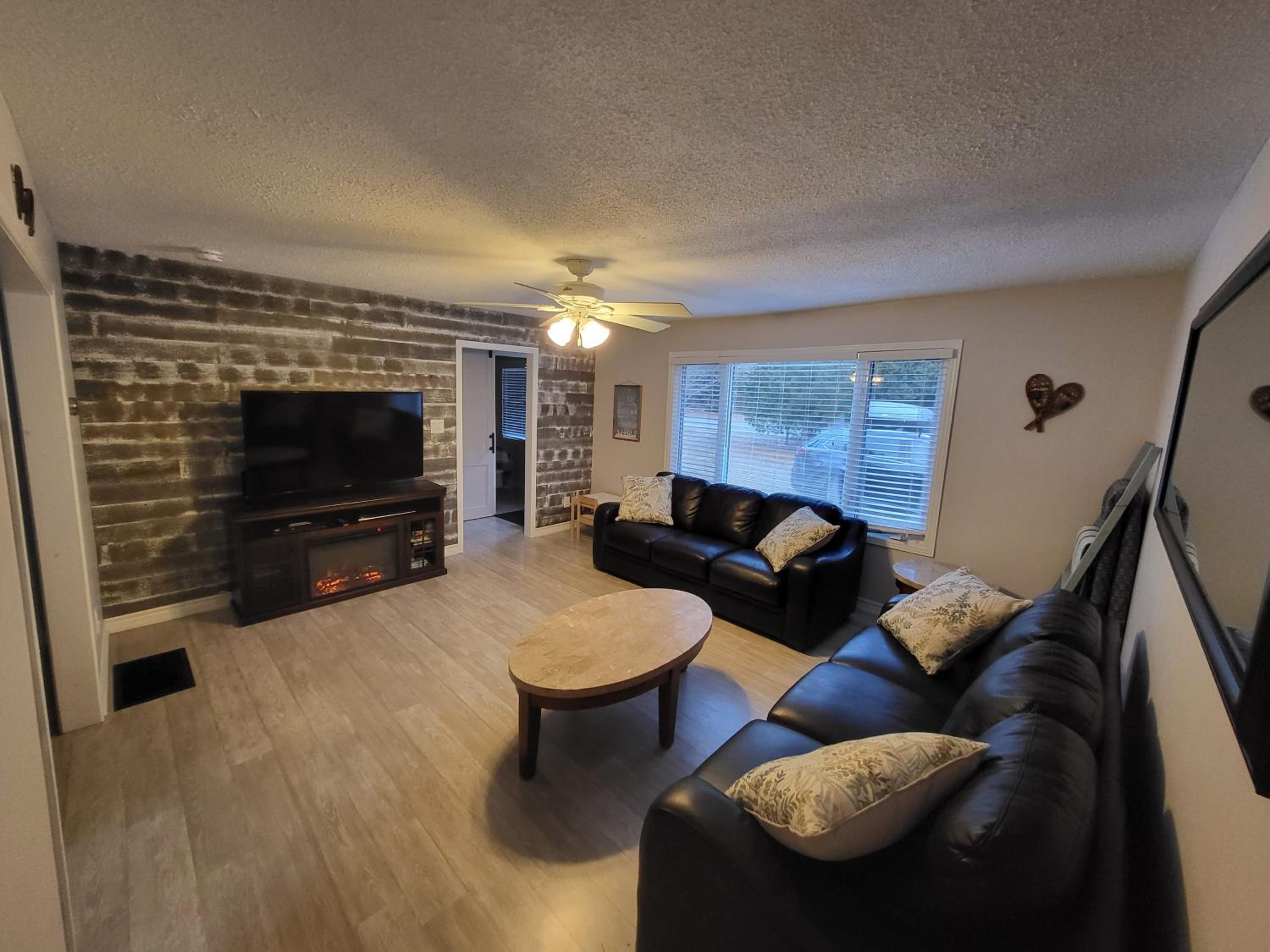 BowLakeHouse - Lakefront Cottage with Beach