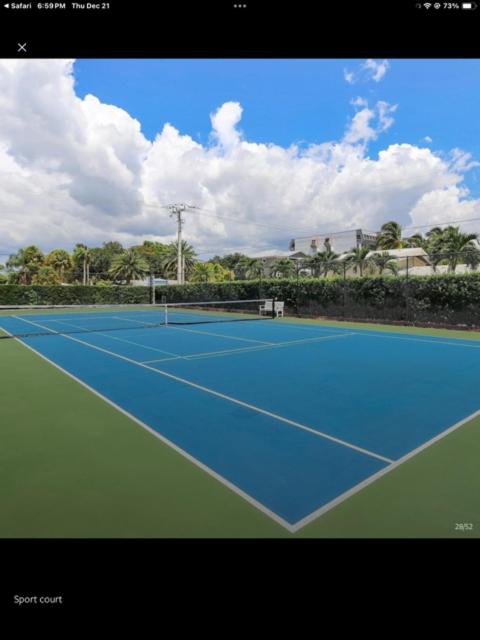 Beautiful Sandy Feet Retreat with Private Beach and Pools on Siesta Key Beach