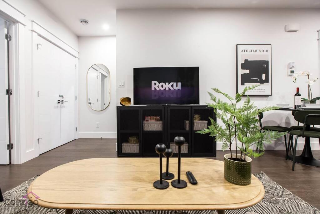 La Maison, Near University & DT, 2BR Bsmt Suite, King Bed!