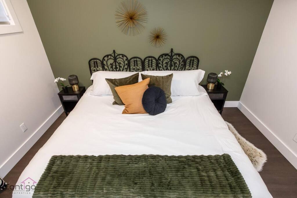 La Maison, Near University & DT, 2BR Bsmt Suite, King Bed!