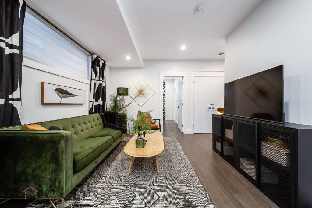 La Maison, Near University & DT, 2BR Bsmt Suite, King Bed!