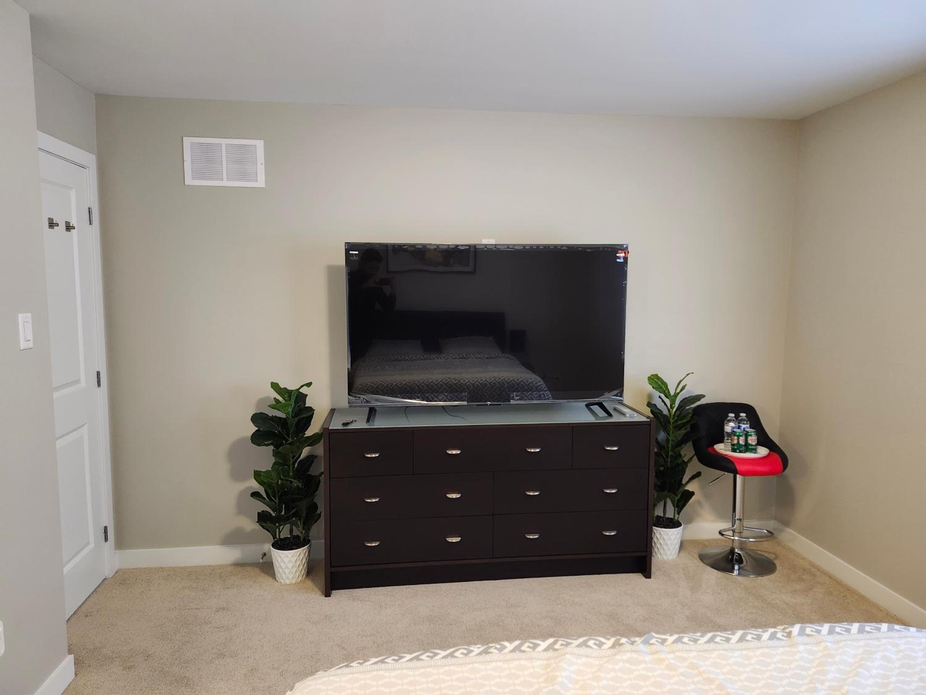 Private Room-Brand New-Budget friendly master bedroom-House
