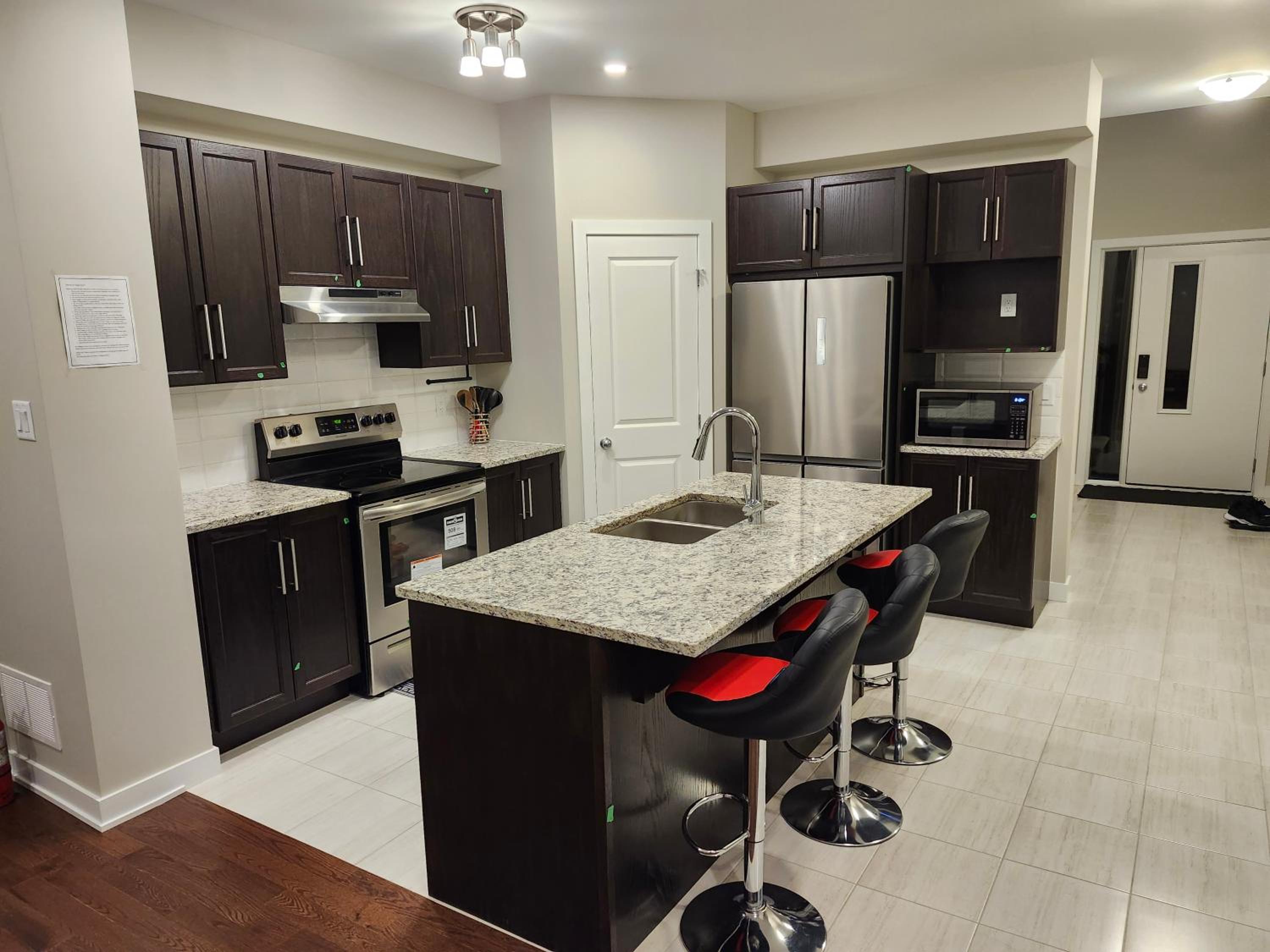 Private Room-Brand New-Budget friendly master bedroom-House